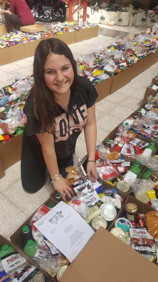 צילום מתנדבת המסדרת את המארזים