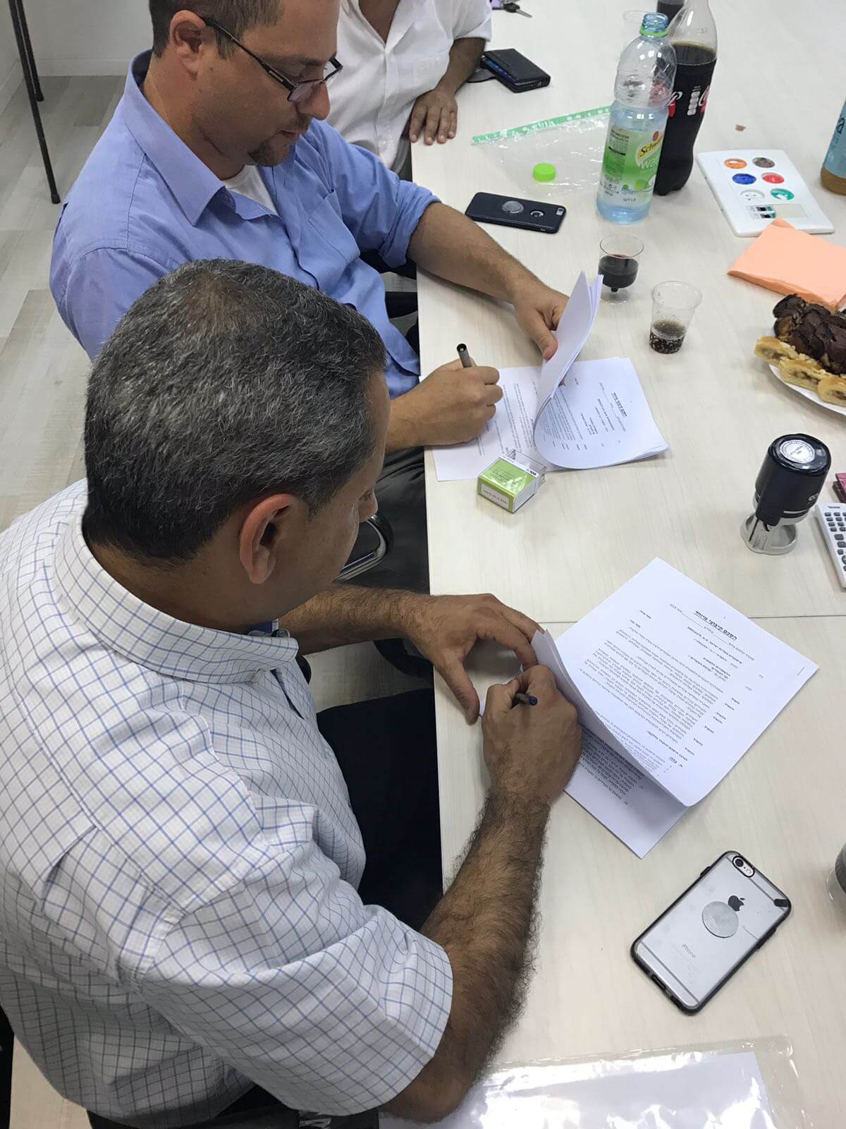 חתימה על הסכם קיבוצי תקדימי על ידי מר ששי שדה יו”ר איגוד מקצועי בהסתדרות הלאומית
